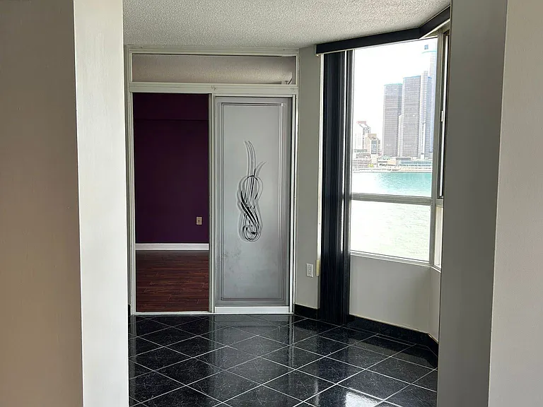 75 Riverside Dr E — Photo 4