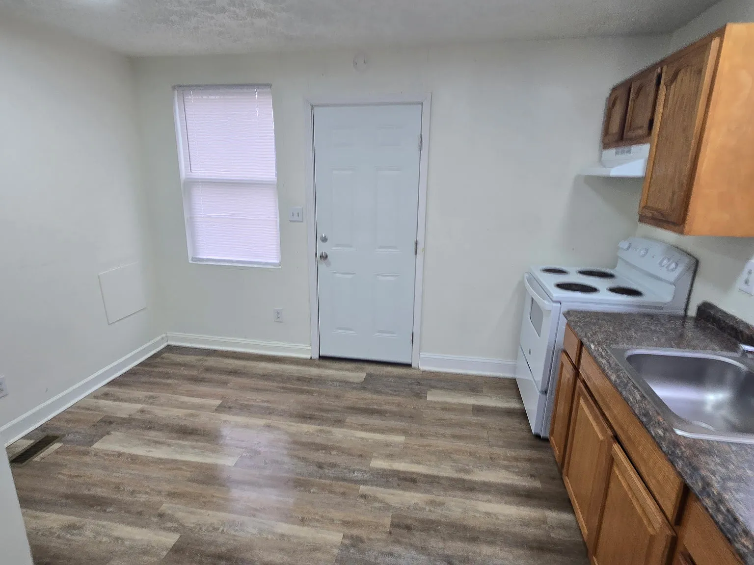 3 bed, 936 sqft, $1,450 — Photo 4