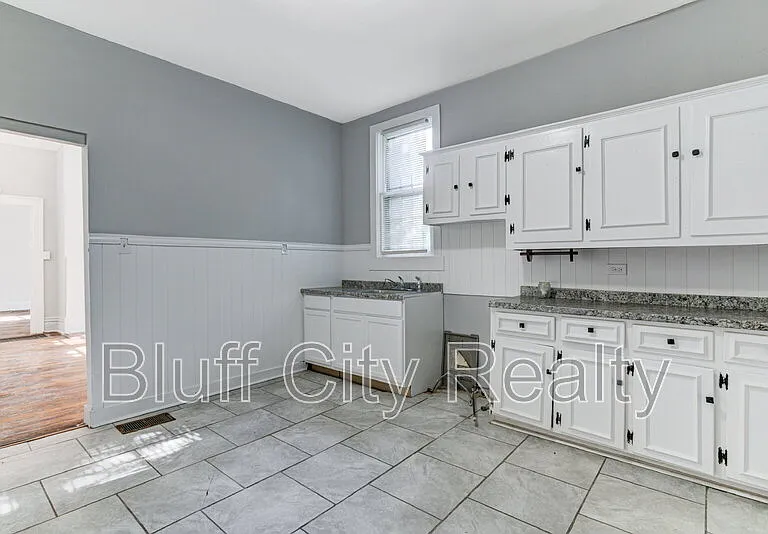 1639 Southern Ave — Photo 11