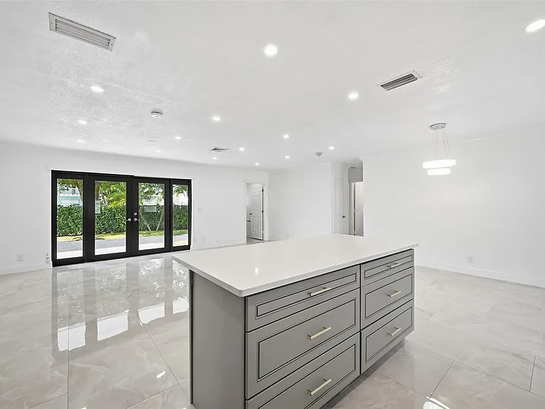 1400 SE 8th Ave — Photo 8