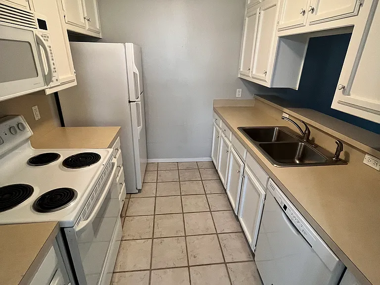 906 N Austin St — Photo 6