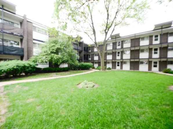 4718 Russett Ln APT 104, Skokie, IL 60076