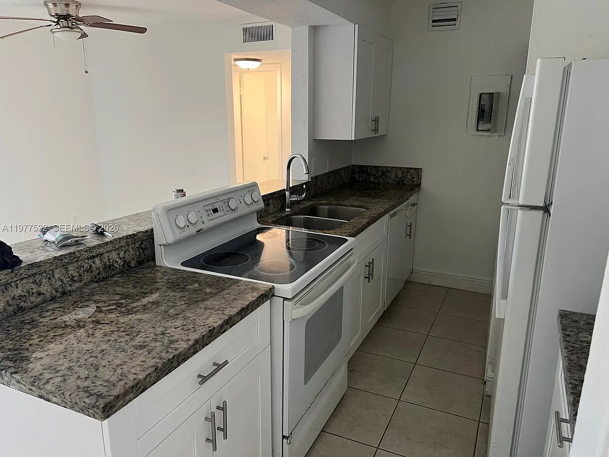 Building Photo - 4435 Treehouse Ln #27H