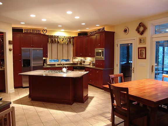 Kitchen and breakfast area