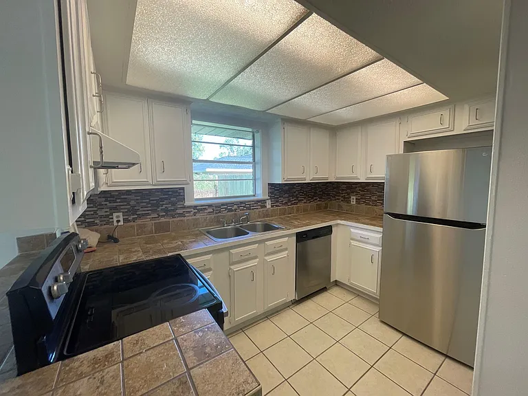 408 University Dr — Photo 5