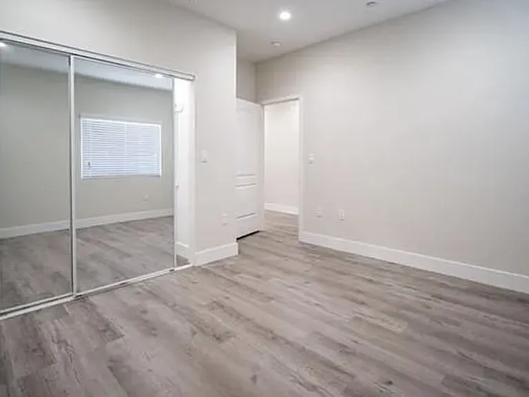 6841 Radford Ave — Photo 10