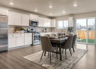 4 bed, 2.5 bath, 2120 sqft, $3,100 — Photo 4