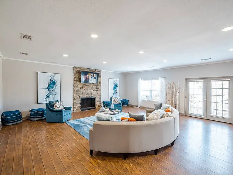 5958 E Point Dr — Photo 13