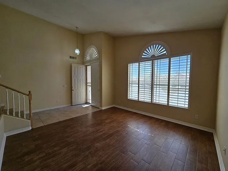 8244 W Gilmore Ave — Photo 6