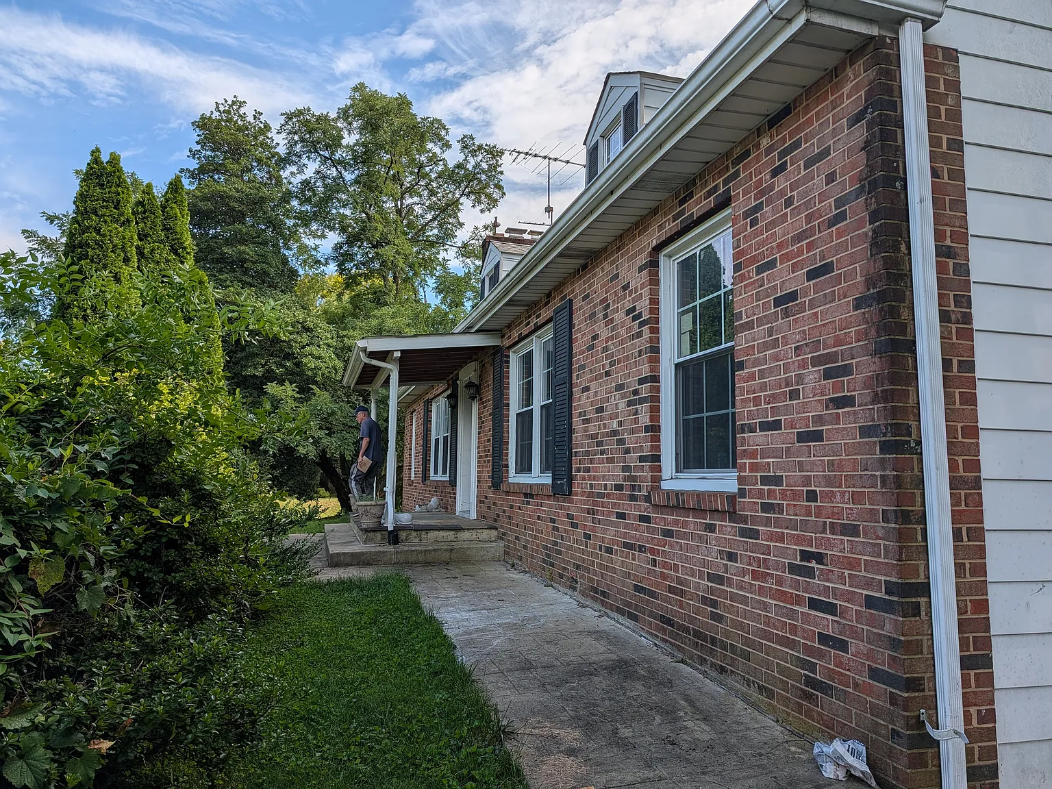 6 bed, $900 — Photo 1