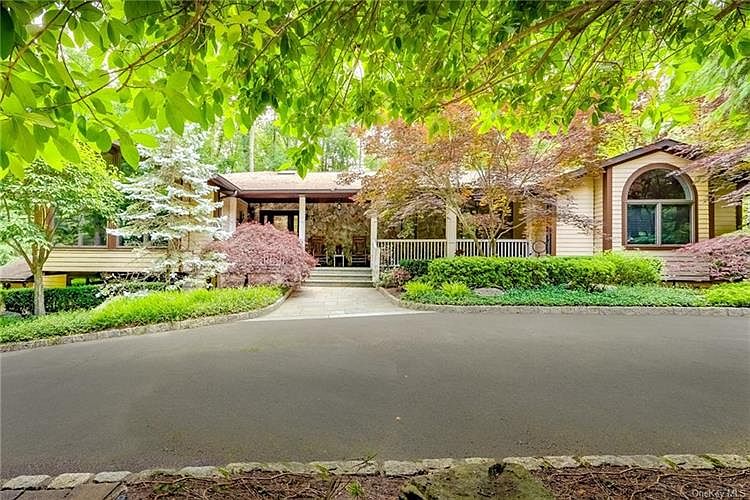 1st image of 16 Charnwood Dr