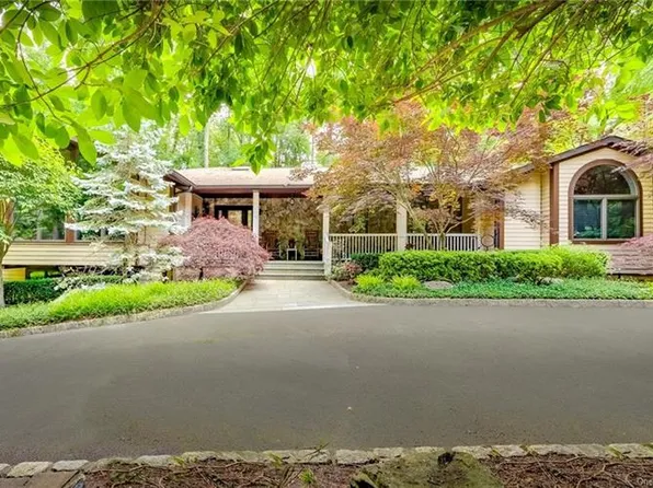 16 Charnwood Dr, Suffern, NY 10901