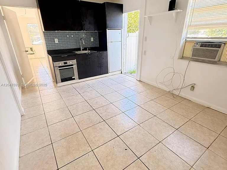 301 SW 9th Ter #1 — Photo 5