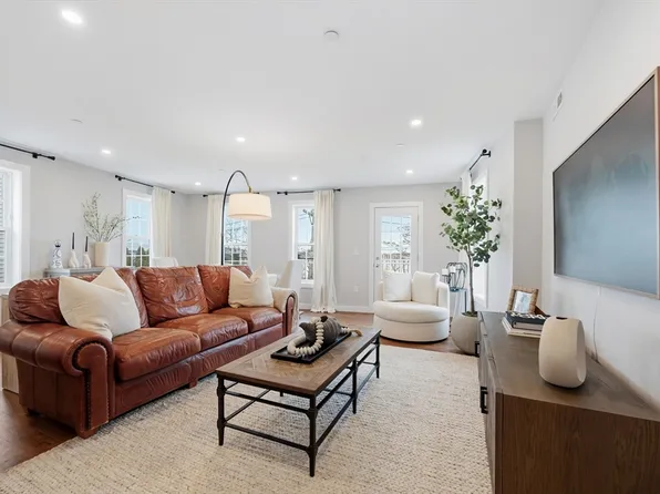 18-20 Crestway Rd #5, Boston, MA 02128