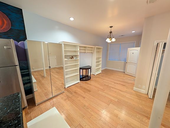 5th image of 137 Steiner St #A