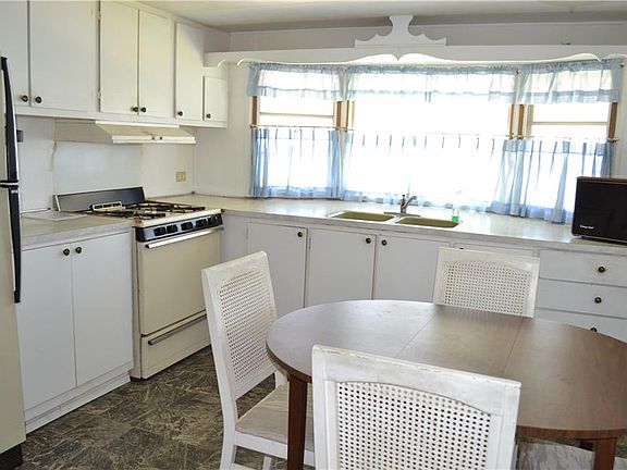 4th image of 355 NE Garden View Way
