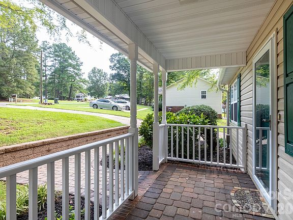 3rd image of 820 Clearview Ct SE