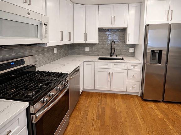 4th image of 7030 Newport Dr