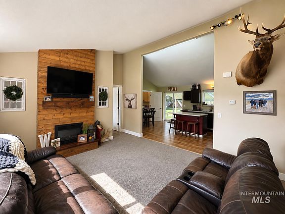 3rd image of 658 Crocus Ln