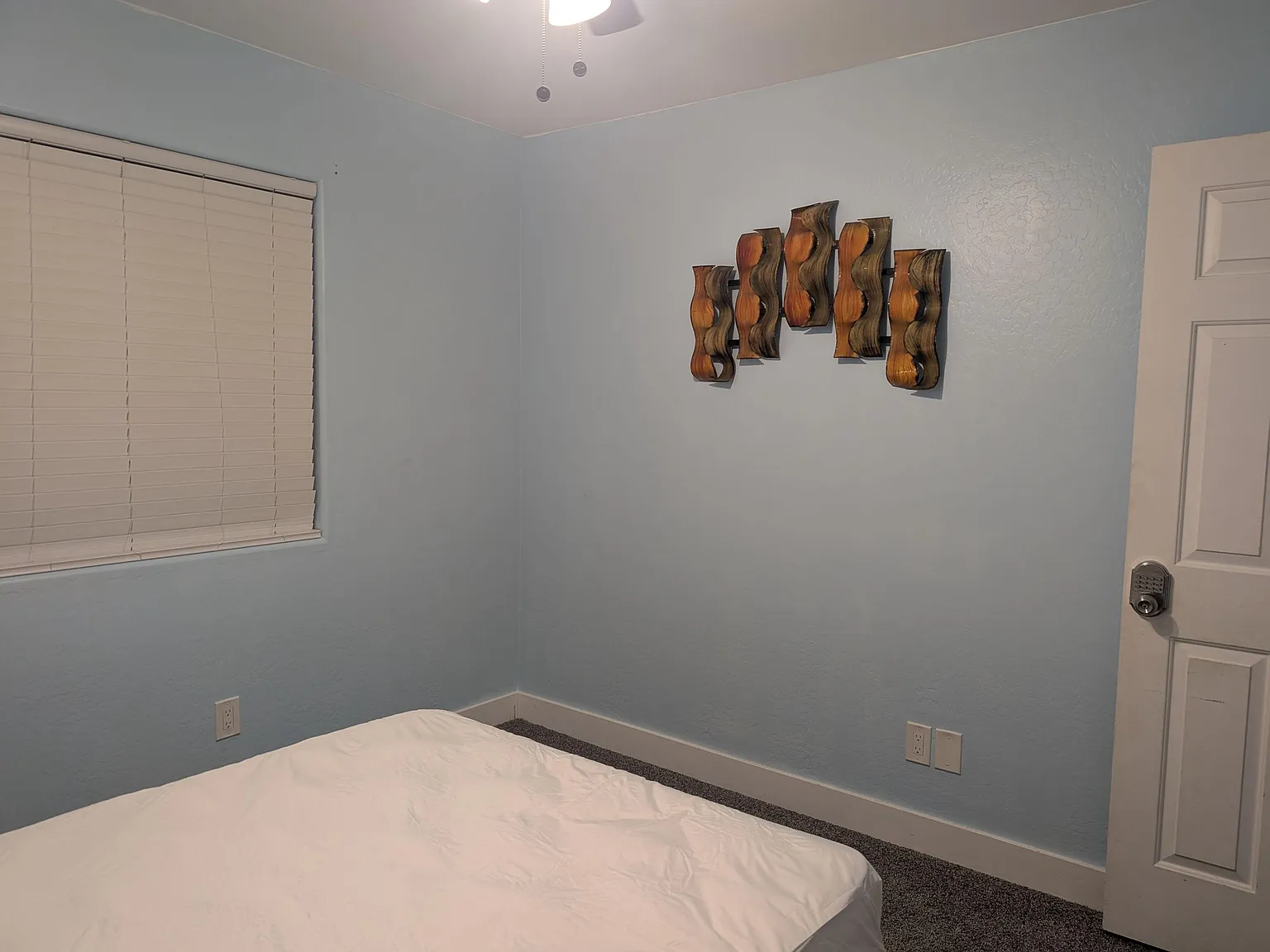 4 bed, 3.5 bath, 2521 sqft, $819 — Photo 2