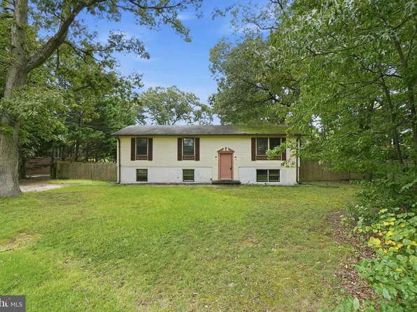 2003 Woodford Rd, Vienna, VA 22182