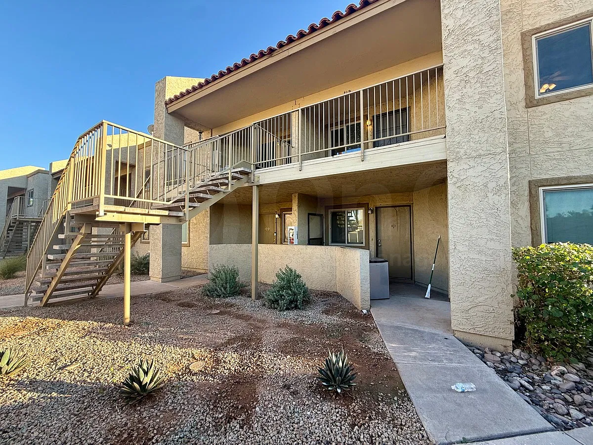 2220 W Dora St — Photo 2