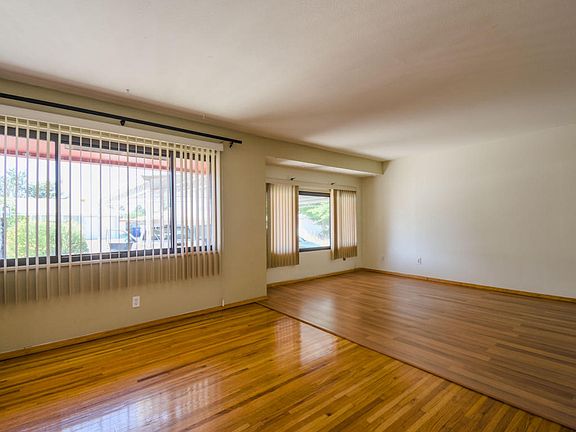 5th image of 4213 Hilton Ave NE
