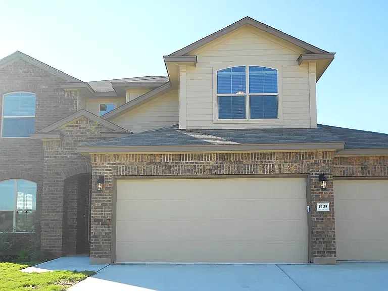 5 bed, 2451 sqft, $2,400 — Photo 2