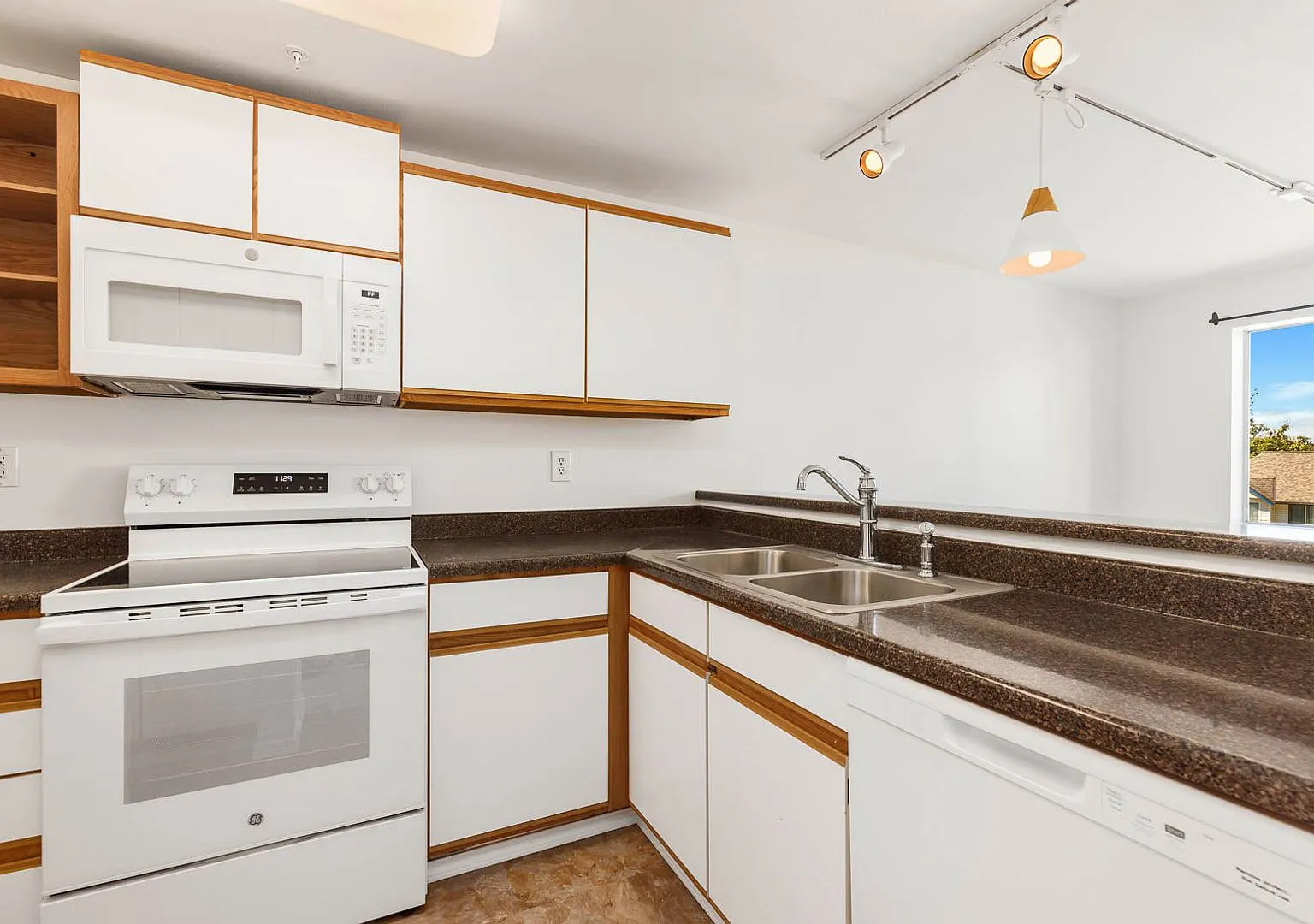 Prime Location Near Lake Washington Updated 2 Bedroom Condo! — Photo 3
