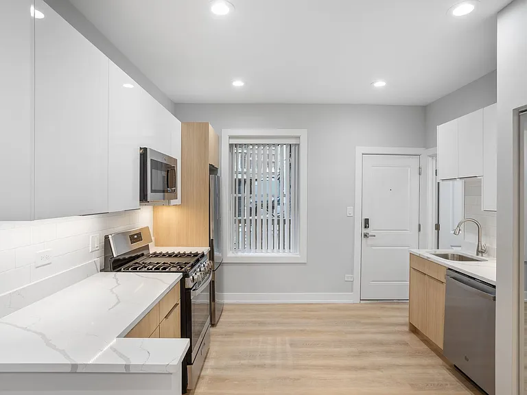 7417 N Clark St — Photo 16