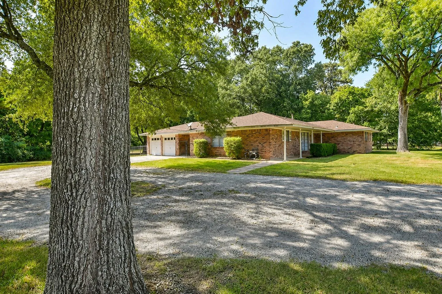 3 bed, 2.5 bath, 1969 sqft, $1,900 — Photo 3
