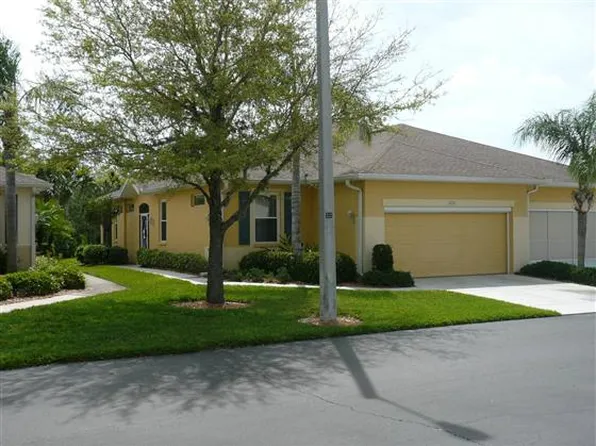 1221 Fairway Greens Dr, Sun City Center, FL 33573