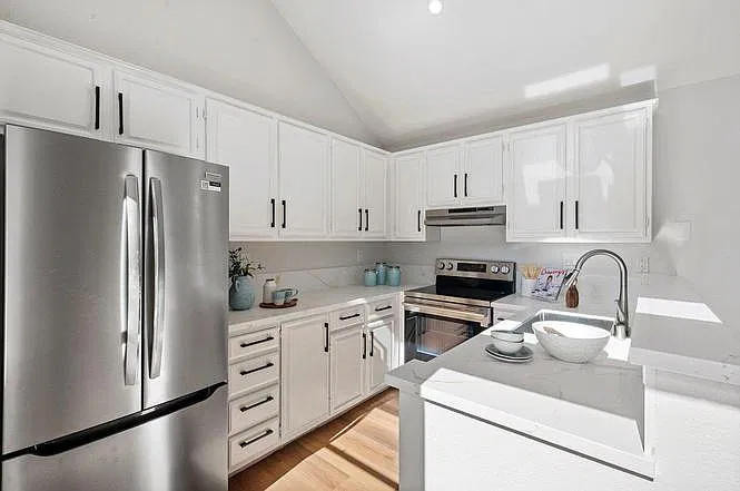 2 bed, 850 sqft, $4,350 — Photo 2
