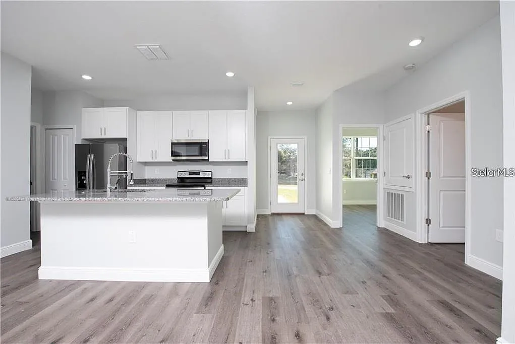 3 bed, 2.0 bath, 1270 sqft, $2,197 — Photo 2