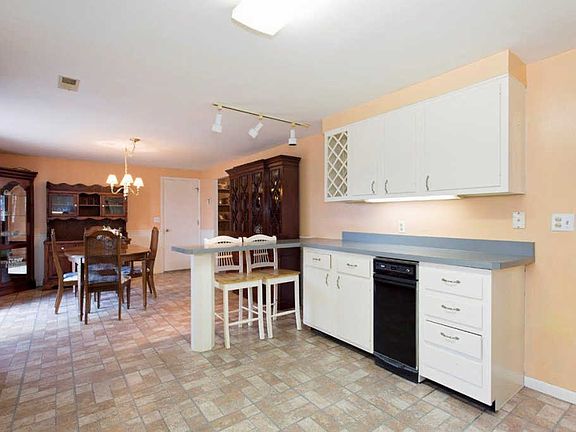 4th image of 131 Brandenberg Dr