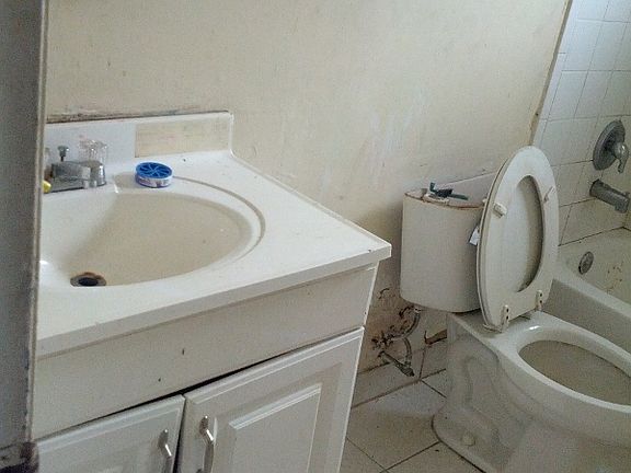 5th image of 829 S H St APT 1