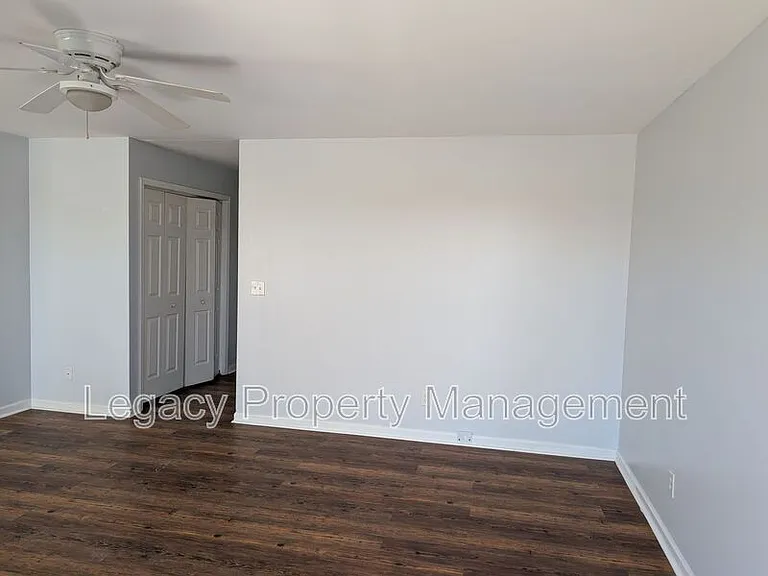 527 S Anthony St — Photo 4