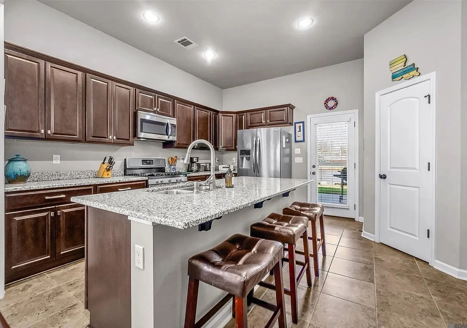 2 Story House Located in Magnolia Lake Subdivision — Photo 4