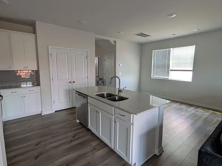 266 E Compass Way — Photo 4