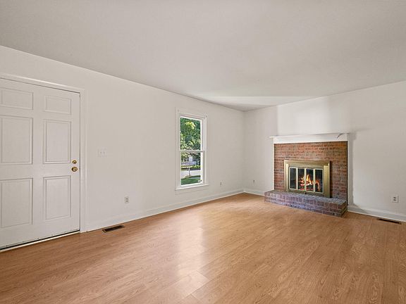 4th image of 704 E Maple Ln
