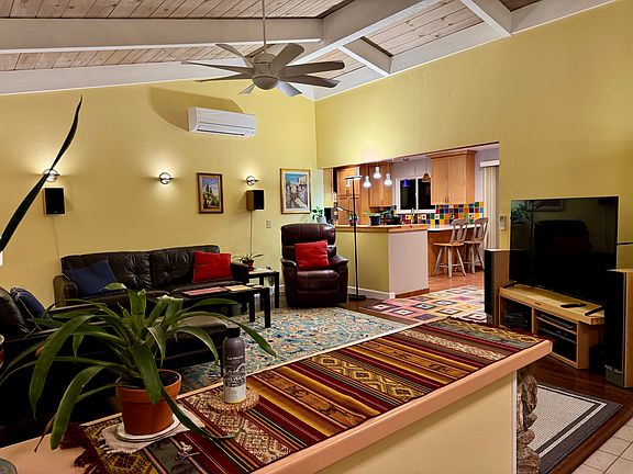 Entry to living rm/kitchen