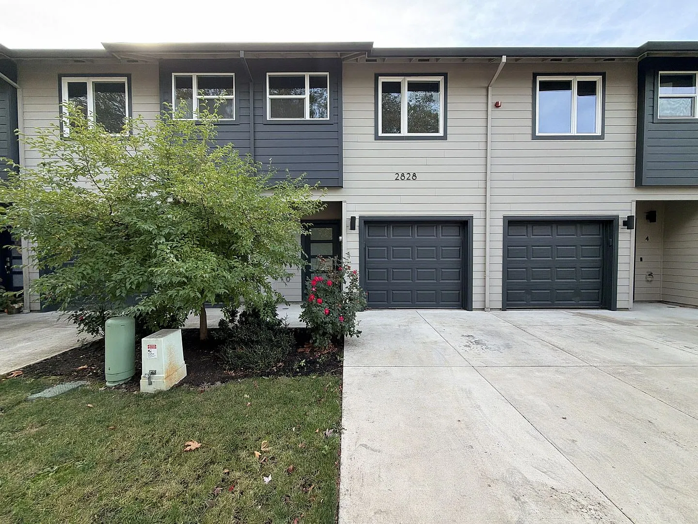 2828 22nd Ave — Photo 2