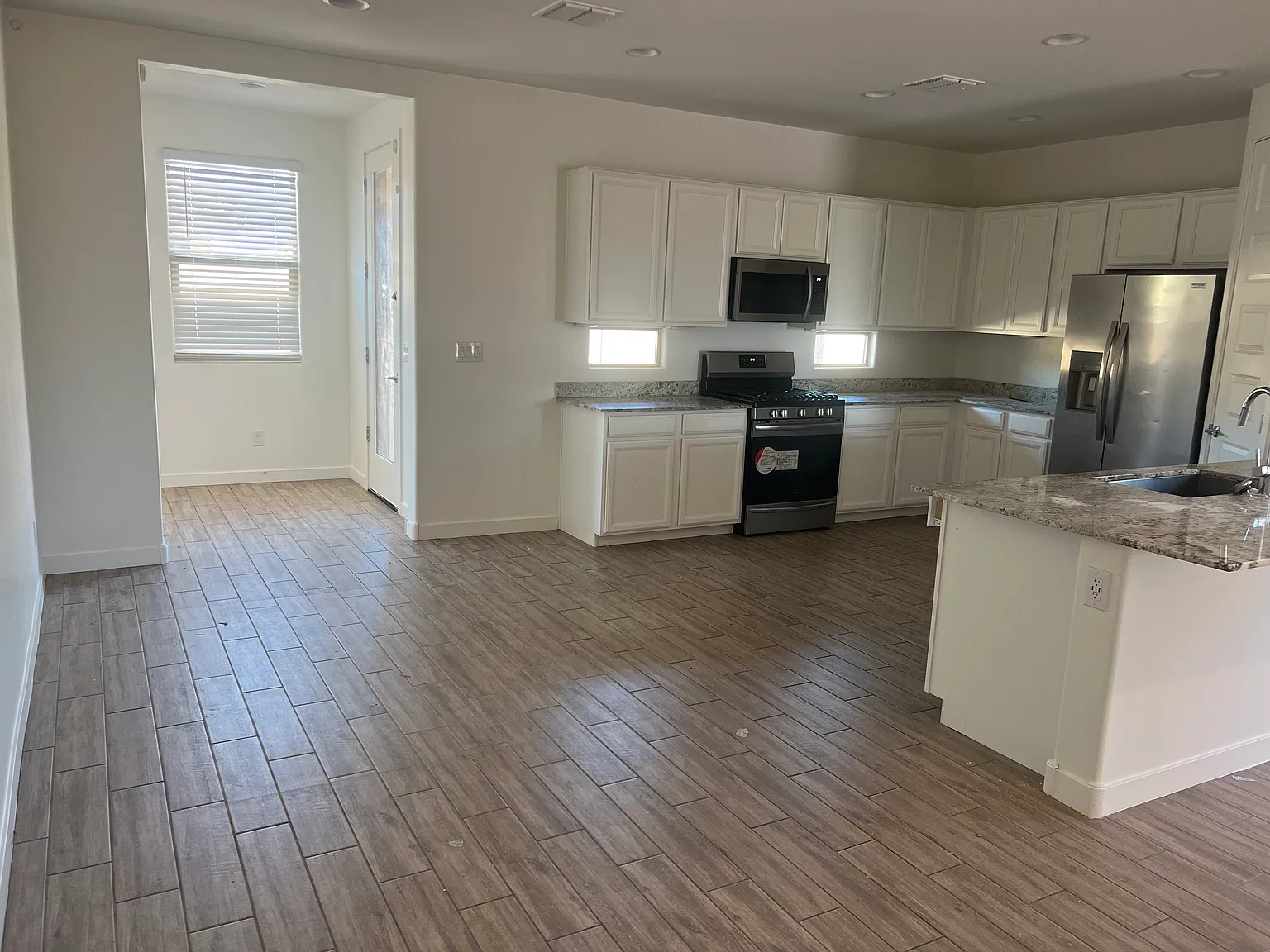 4 bed, 1797 sqft, $1,975 — Photo 3
