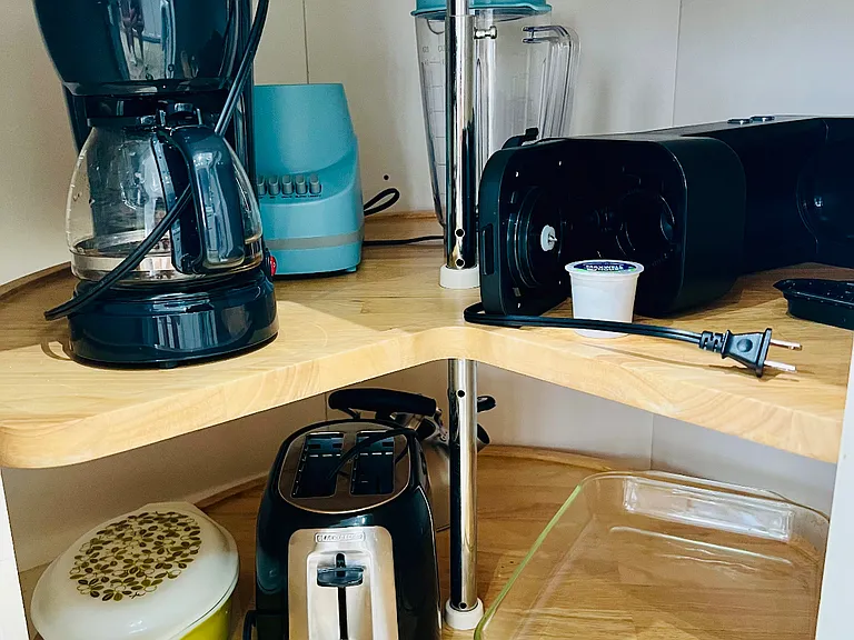 Blender, drip coffee pot, Keurig coffee maker, casserole dish, toaster, pyrex glass baking tray, etc.