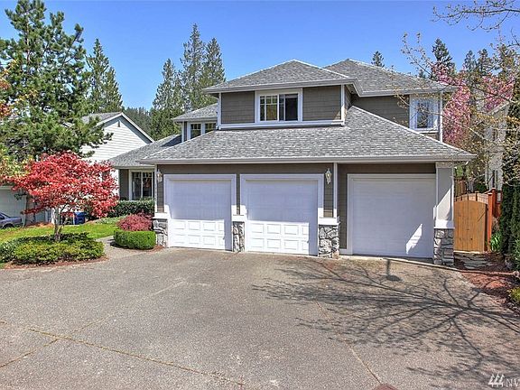 Situated at the end of a quiet cul-de-sac, you will enjoy access to miles of King County trails for walking/biking. Fairwood is a thriving community with award winning schools, ideally located for the commuter close to freeways, airport, major retail, dining & business hubs. 