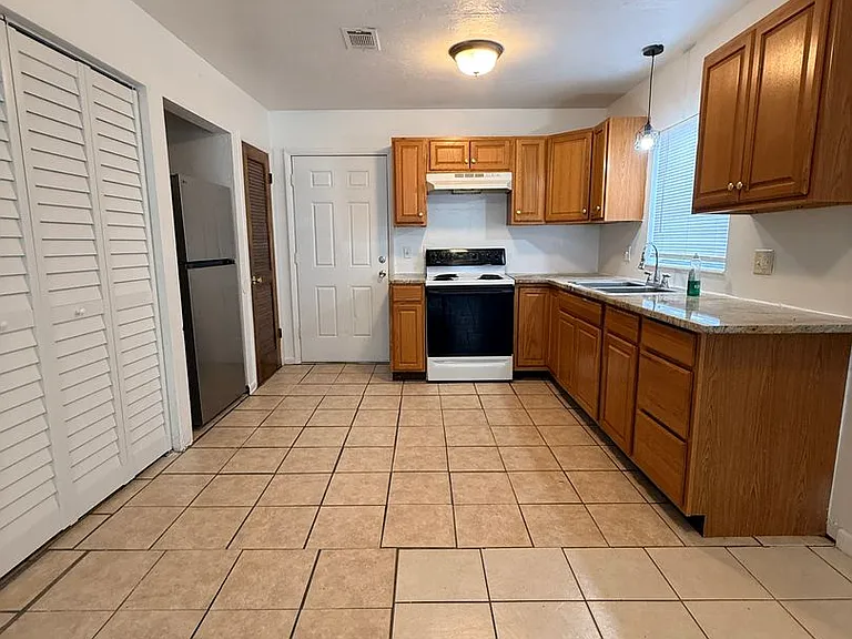 2614 SW 31st Pl — Photo 4