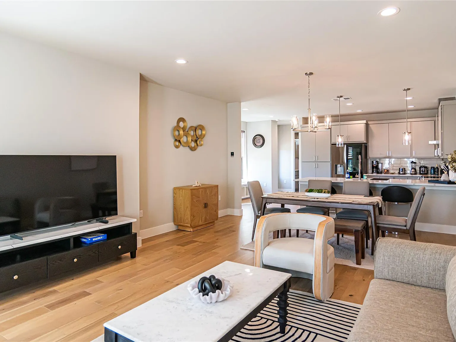 4 bed, 4.0 bath, 2167 sqft, $4,500 — Photo 2