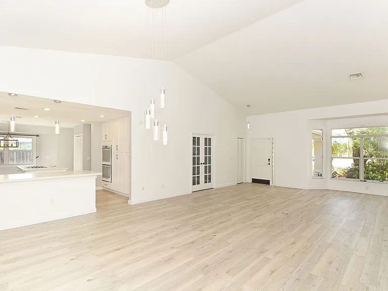 896 Rose Ct — Photo 14