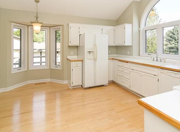 Another view of the kitchen, displaying the breakfast nook area.