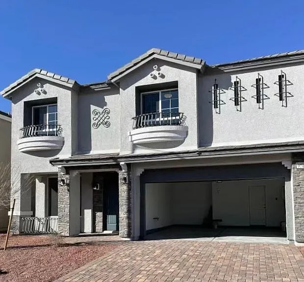 9747 Hawk Crest St — Photo 1